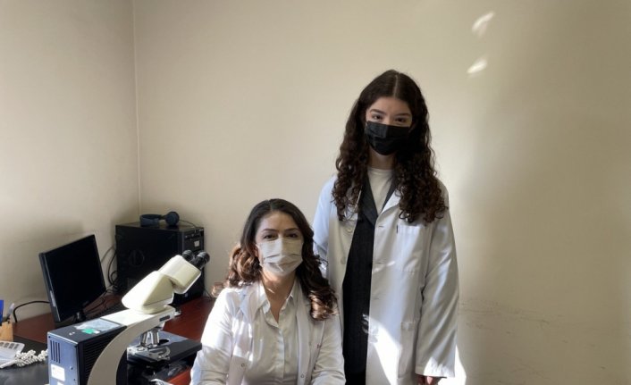 Doktor anne kız, hastaları iyileştirmek için omuz omuza mücadele veriyor