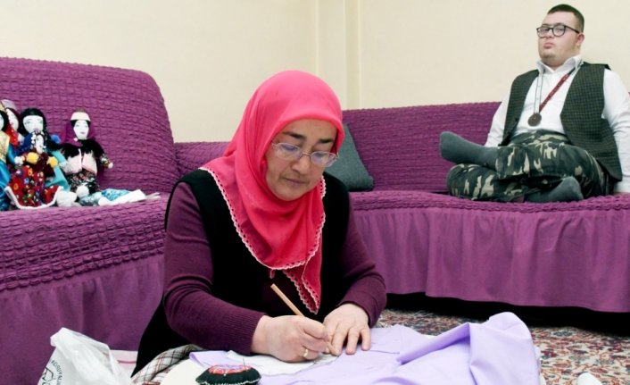 Down sendromlu oğlu için verdiği mücadeleyle “yılın annesi“ seçildi