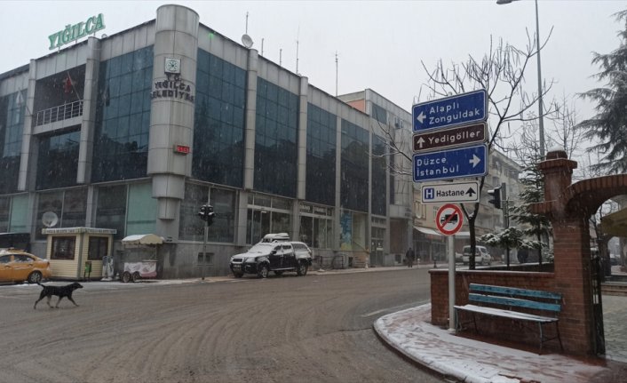 Düzce'de yüksek kesimlerde etkili olan kar ulaşımı yavaşlatıyor