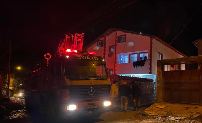 Eflani'de evin çatısı yangında hasar gördü