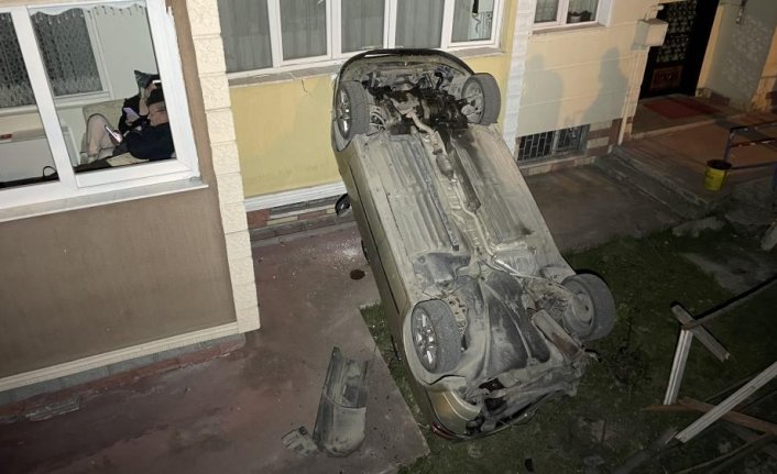 Freni boşalan ve 3 metreden düşen otomobil bir evin balkonuna çarparak devrildi