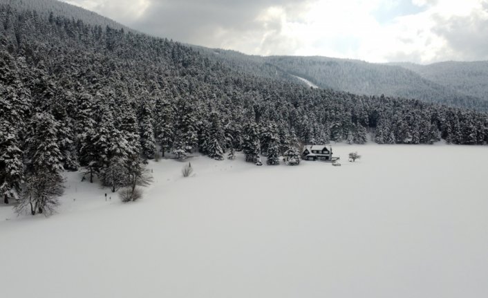 Gölcük baharda yağan karla ayrı güzelliğe büründü