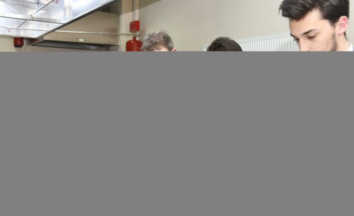 Gümüşhane'de uygulama mutfağının açılışına katılan protokol üyeleri yemek pişirdi