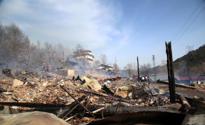 GÜNCELLEME 2 - Kastamonu'da 7 ev ile 7 ahır yandı