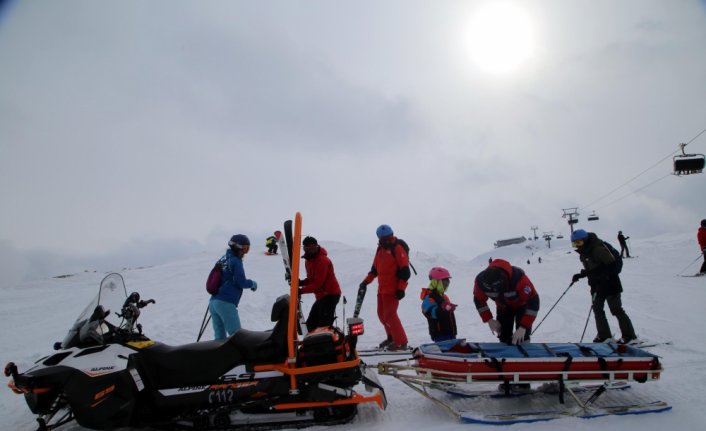Ilgaz Dağı'nda zorda kalan kayak tutkunlarının yardımına JAK timleri koşuyor