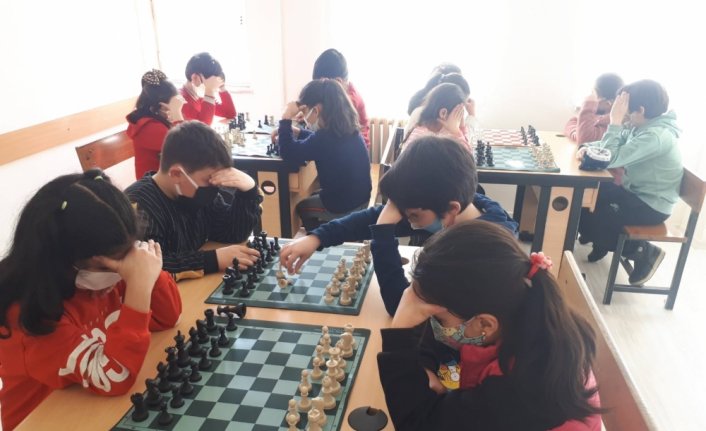 İlkokul öğrencileri eTwinning projesiyle satranç öğreniyor