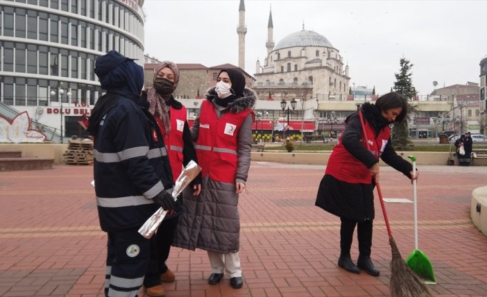 Kadın temizlik işçilerinin gününü sokakları temizleyerek kutladılar