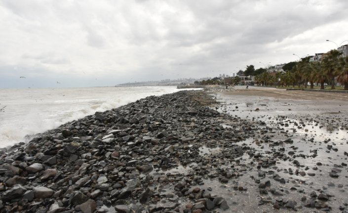 Karadeniz'de 2 metreyi aşan dalgalar Samsun sahilinde tahribata yol açtı