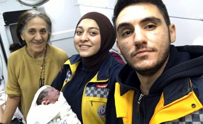 Karlı yolda hareket halindeki ambulansta doğum gerçekleştirildi
