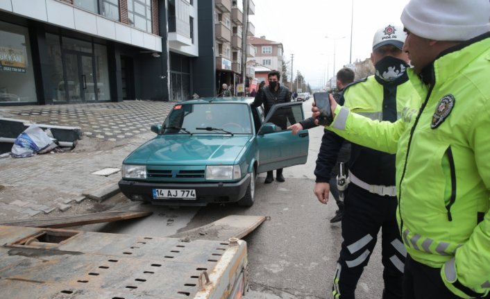 Karşısında polisi görünce otomobilini bırakıp kaçtı