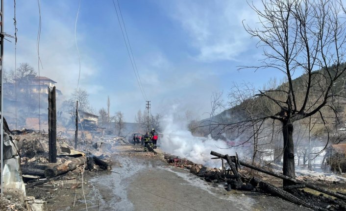 Kastamonu'da 7 ev ile 7 ahır yandı