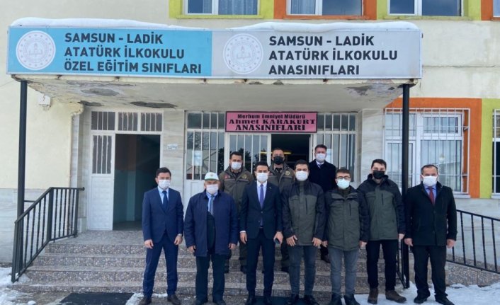 Kaymakam Orhan ilkokul öğrencilerini ziyaret etti