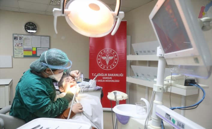 Kırsaldaki okullarda diş taramasından geçirilen çocukların tedavisi yapılıyor