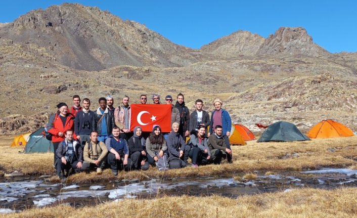 Ömrünü yaban hayatına adayan akademisyen yeni uzmanlar yetiştiriyor