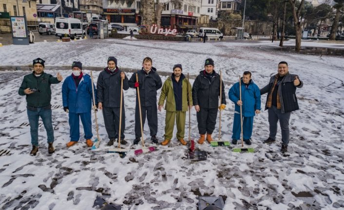 Ordu'da belediye temizlik işçileri kar üzerinde ay yıldız figürü oluşturdu