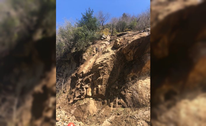 Rize'de yamaçtaki kayaları temizlerken ayağına taş düşen dağcı yaralandı