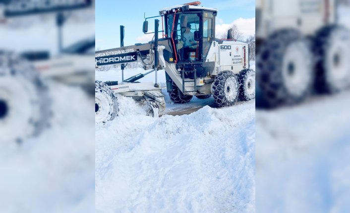 Samsun'da 25 mahallenin yolu kardan kapandı