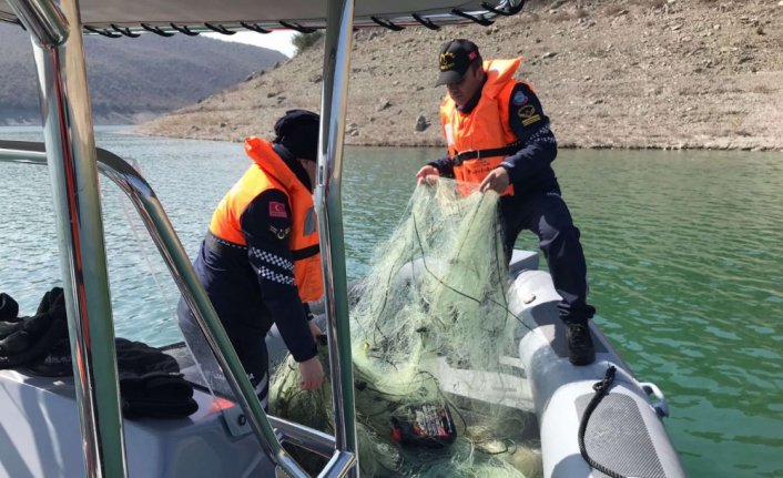 Samsun'da baraj gölünde kaçak balık avlamada kullanılan 500 metre ağ ele geçirildi