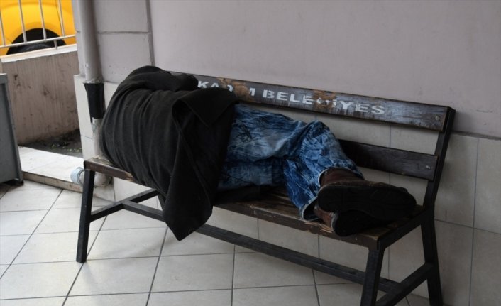 Samsun'da cami avlusunda yatan evsiz vatandaş Geçici Barınma Evi'ne yerleştirildi