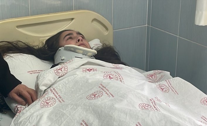Samsun'da devrilen öğrenci servis aracı ikizleri ayırdı
