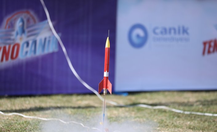 Samsun'da öğrencilerin tasarladığı “model roketler“ fırlatıldı