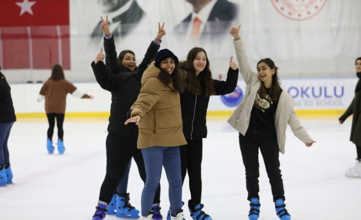 Samsun'da üniversiteli gençler buz pateni ile tanıştı