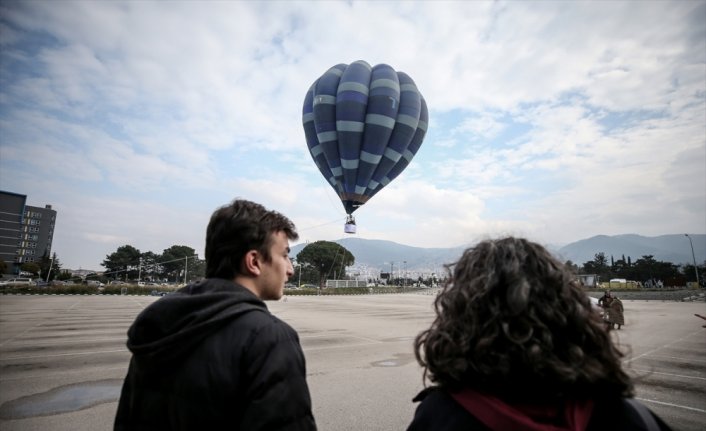 Sur Yapı Marka Alışveriş Merkezi'nden kadınlara sıcak hava balonlu kutlama