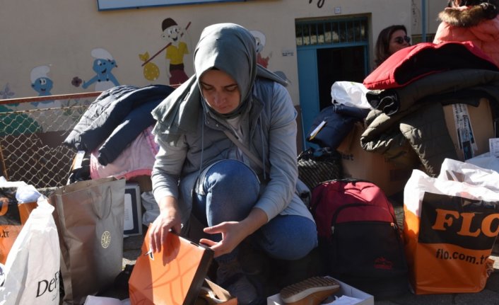 Temin ettiği yardım malzemelerini ihtiyaç sahibi öğrencilere ulaştırıyor