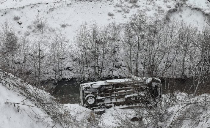 Tokat'a minibüsün devrilmesi sonucu 4 kişi yaralandı