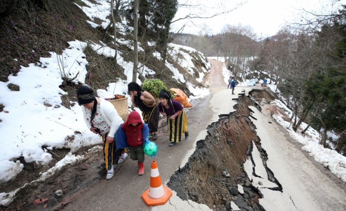 Trabzon'da su hattının geçtiği grup yolunda toprak kayması meydana geldi