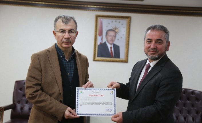 Vali Doruk tayini çıkan müftü Güneş'e başarı belgesiyle ödüllendirdi