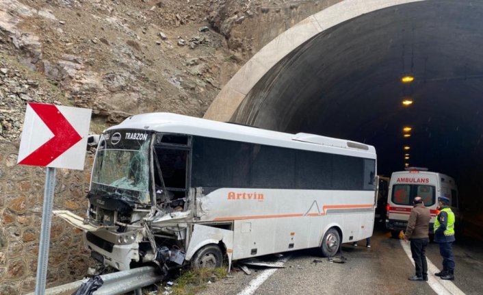 Yolcu otobüsü ile tırın çarpıştığı kazada 6 kişi yaralandı