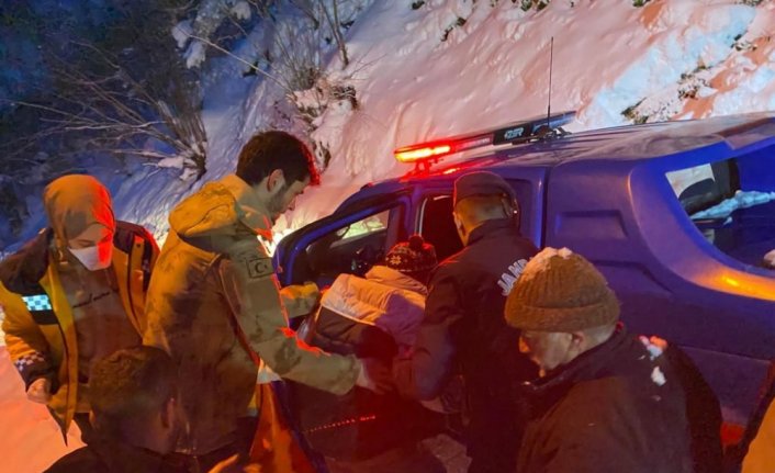 Yolu kardan kapanan mahalledeki hastanın imdadına jandarma yetişti