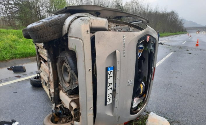 Anadolu Otoyolu'nda devrilen panelvandaki 4 kişi yaralandı