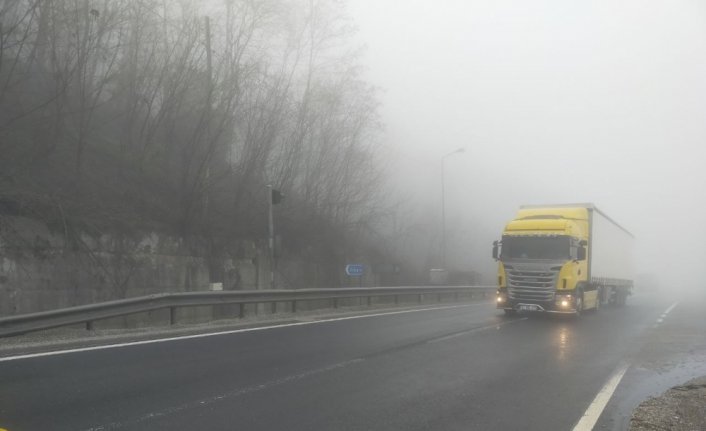 Bolu Dağı'nda sağanak ve sis ulaşımı güçleştiriyor