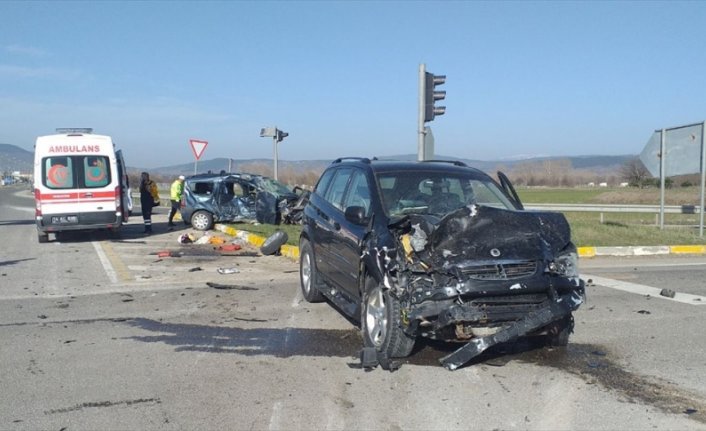 Bolu'da hafif ticari araçla cip çarpıştı, 4 kişi yaralandı