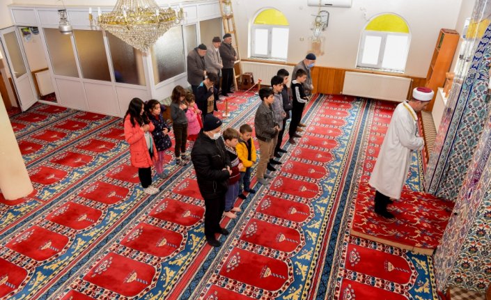 Cami imamı namaza gelen çocuklara çikolata ikram ediyor