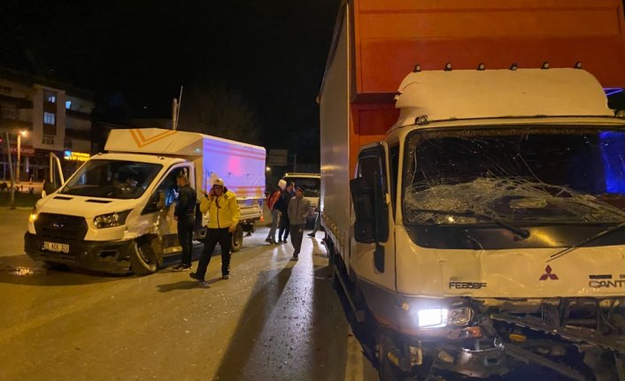 Çarşamba'da kamyon ile kamyonetin çarpışması sonucu 1 kişi yaralandı