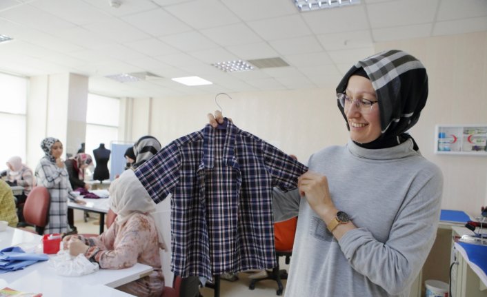 Çorum'da ihtiyaç sahibi çocukların bayramlıkları dikiş kursiyerlerinden