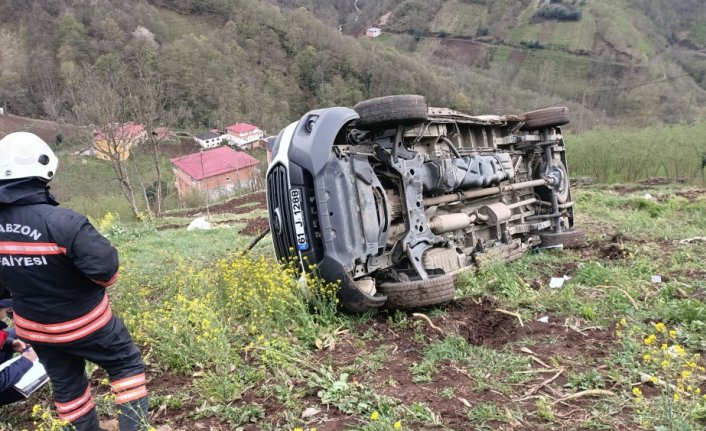 Diyaliz hastalarını taşıyan minibüsün şarampole yuvarlandığı kazada 4 kişi yaralandı