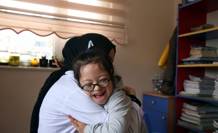 Down sendromlu minik Ece sevgiyle engellerin üstesinden geliyor