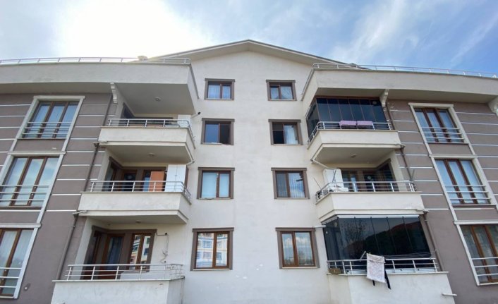 Düzce'de cam silerken 3. kattan düşen kadın öldü