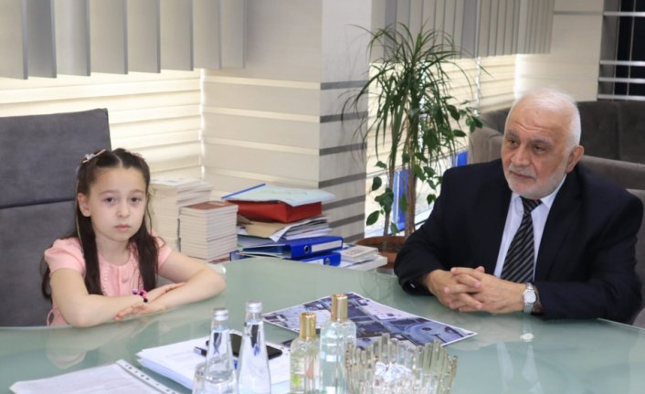 Düzce'de Valilik ve Belediye Başkanlığı makamları öğrencilere devredildi