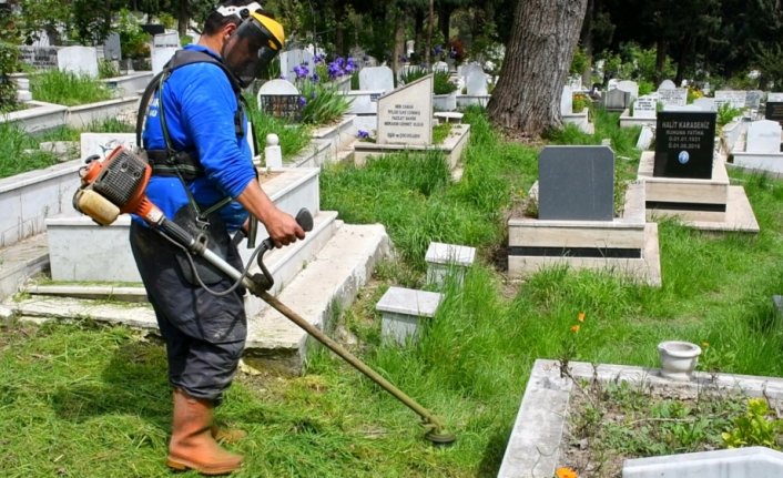 Ereğli'de mezarlıklarda bayram temizliği