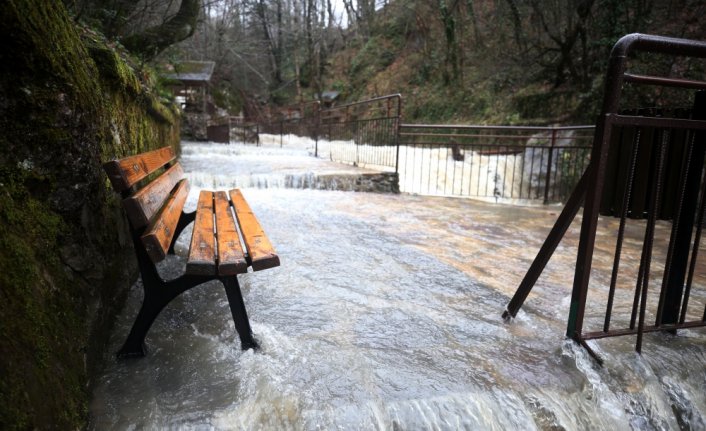 Eriyen karla debisi yükselen Samandere Şelalesi ziyaretçilerini ağırlıyor