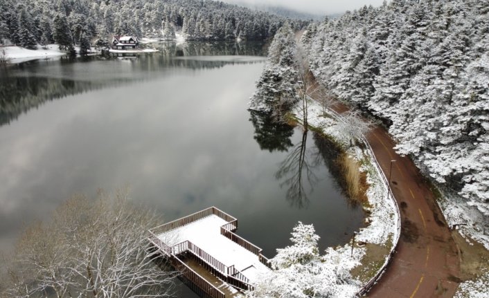 Gölcük ve Abant tabiat parkları nisanda karla kaplandı
