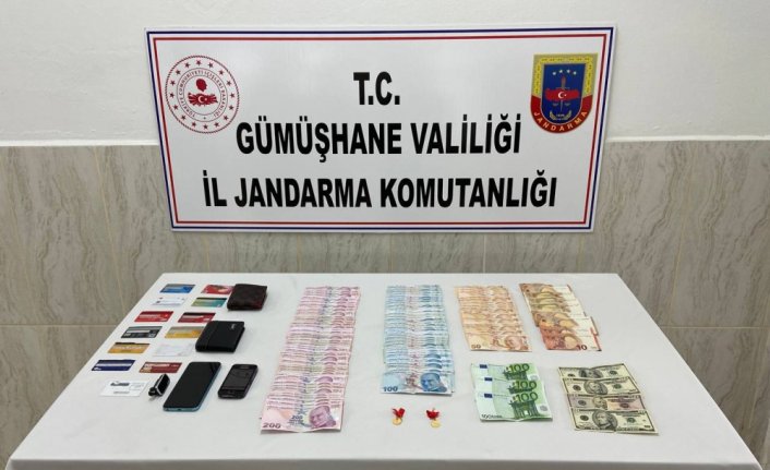Gümüşhane'de kendini jandarma olarak tanıtıp dolandırıcılık yapan zanlı tutuklandı