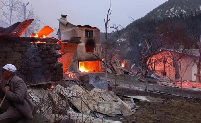 Artvin'de çıkan yangında bir kişi hayatını kaybetti