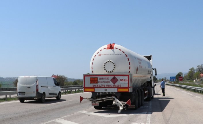 Hafif ticari araç LPG yüklü tankere çarptı, 3 kişi yaralandı