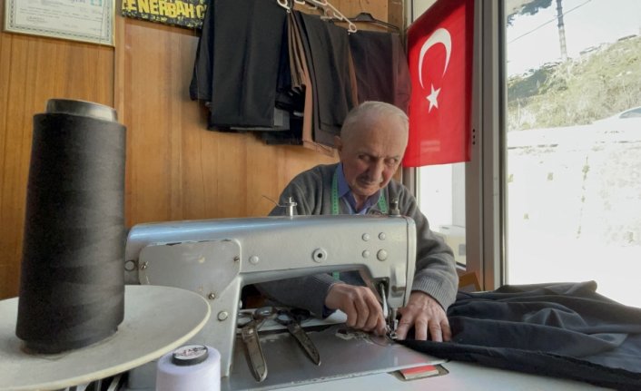 Hasan usta 60 yıldır elinden iğne ipliği düşürmüyor